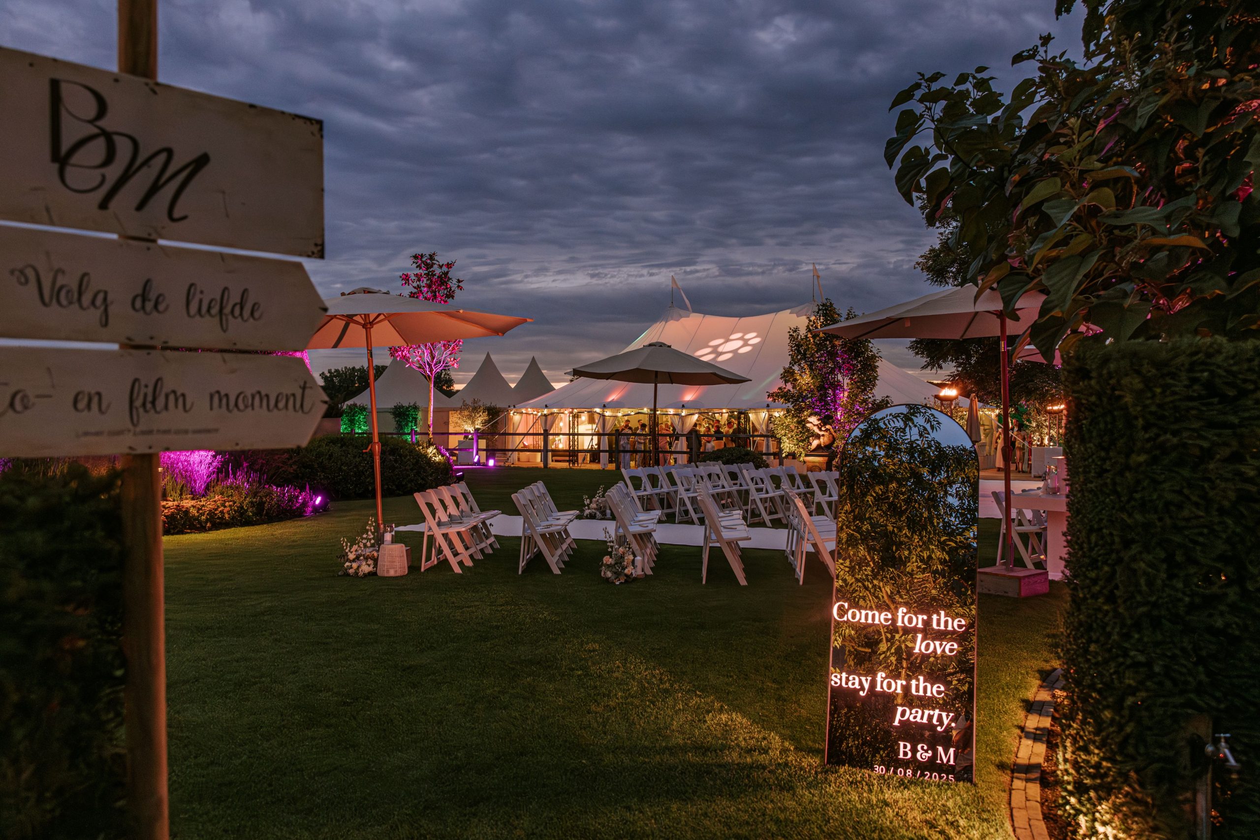Landelijke bruiloftstyling met vintage foodtrucks door Allure