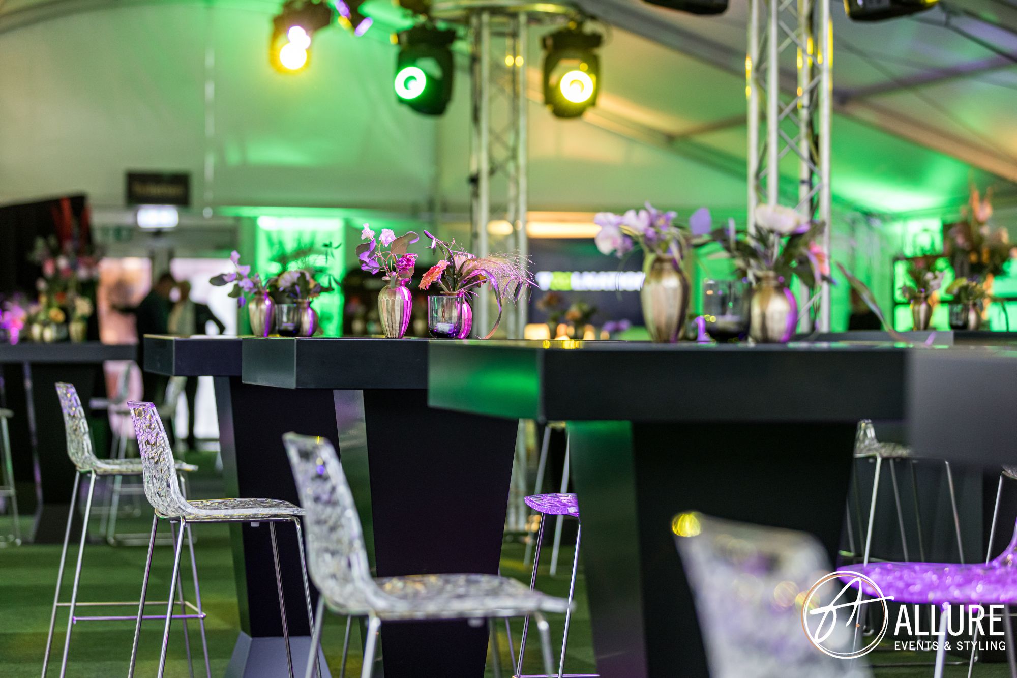 Sfeervolle eventstyling met aankleding en verlichting door Allure